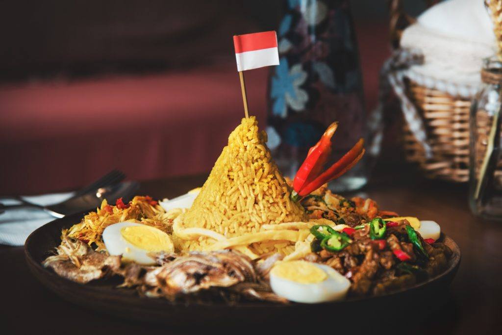 Nasi tumpeng 17 Agustus dengan bendera Indonesia.