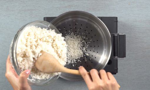 Mengukus beras untuk wajik.