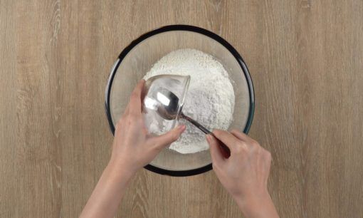 Mencampur tepung untuk resep jamur crispy.