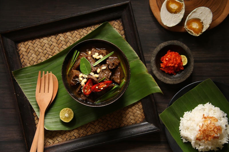 Resep masakan Indonesia berupa rawon dan pendampingnya.