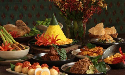 Sajian tumpeng dan lauk pauk, makanan khas kemerdekaan.