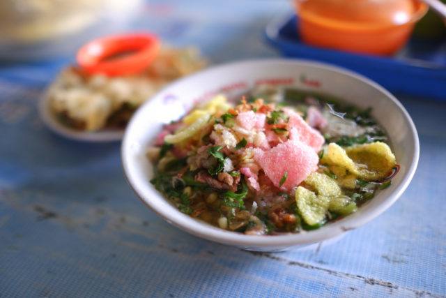 Sroto Sokaraja tersaji di sebuah warung.