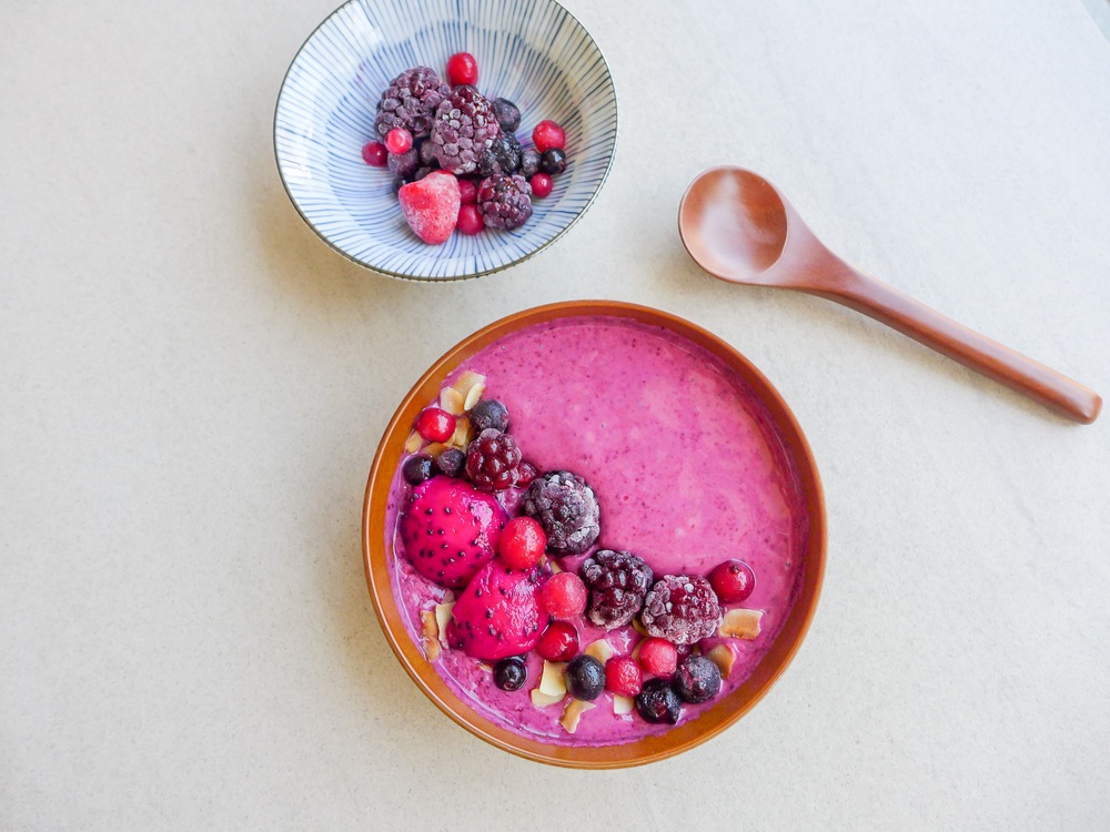 Smoothie bowl buah dengan topping buah-buahan siap untuk dinikmati.