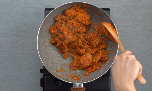 Menumis irisan daging sapi untuk resep oseng mercon.