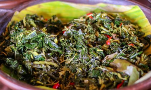 Satu piring tumis daun pepaya.