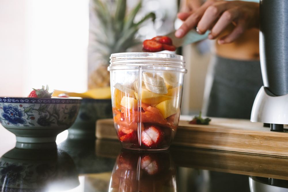 Cara merawat blender yang baik adalah memasukkan potongan makanan dalam ukuran kecil.