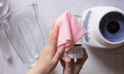 Inilah cara merawat blender dengan mengeringkannya pakai lap kering.