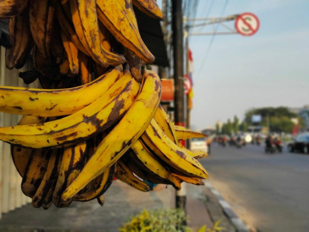 Satu sisir pisang tanduk menggantung di warung pinggir jalan.