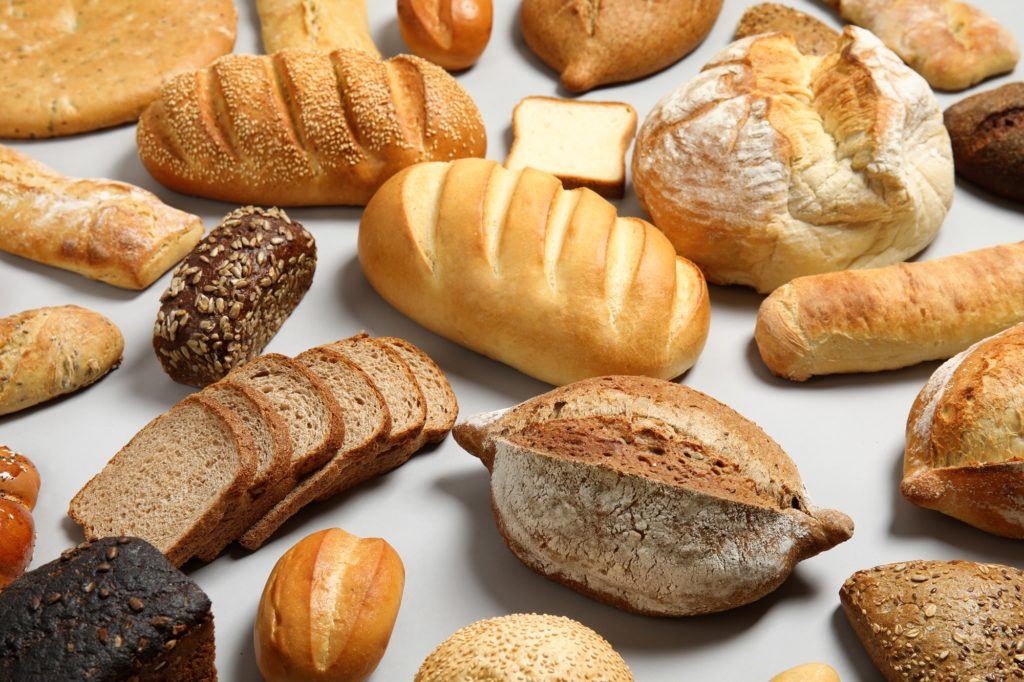 Berbagai jenis roti artisan seperti ciabatta dan sourdough.