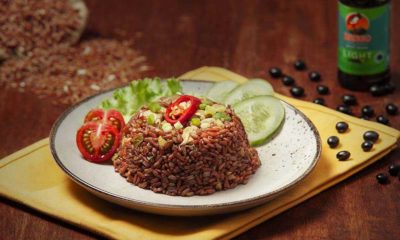 Sepiring nasi tim beras merah dilengkapi tomat merah, salada, dan mentimun.