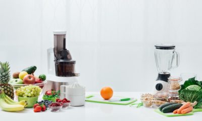 Berikut perbedaan cara menggunakan blender dan juicer yang ada di meja putih.