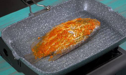 Ikan gurame berbumbu dibakar di atas pan