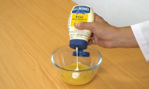 Mempersiapkan mayones untuk cocolan sebagai bagian dari cara membuat risoles.