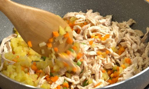 Menumis sayuran dan ayam sebagai bagian dari cara membuat risoles salted egg.