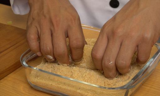 Menyelimuti kulit risoles dengan tepung sebelum persiapan menggoreng sebagai bagian dari cara membuat risoles.