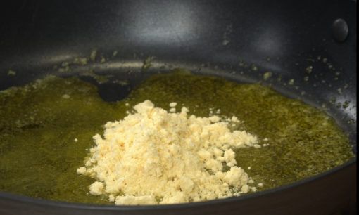 Membuat saus telur asin untuk isian sebagai bagian dari cara membuat risoles.