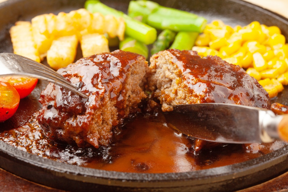 Hotplate berisikan steak dan kentang goreng serta sayuran.