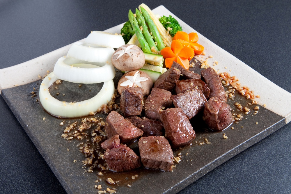 Sepiring saikoro steak dan sayuran.