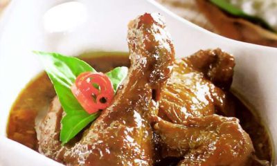 Masakan khas Samarinda berupa semur ayam tertata dalam mangkuk putih.