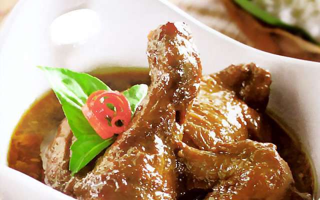 Masakan khas Samarinda berupa semur ayam tertata dalam mangkuk putih.