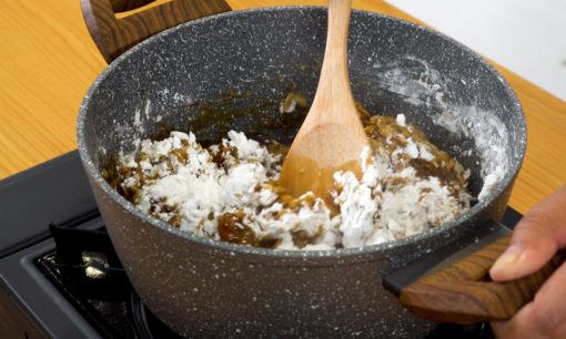 Merebus adonan tepung tapioka sebagai salah satu langkah dalam cara membuat boba.