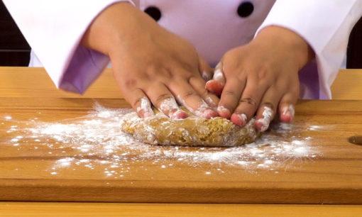 Menguleni adonan tepung tapioka untuk membuat boba.