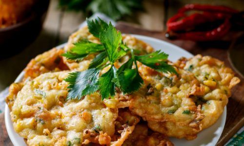 Hasil masak resep bakwan jagung dengan garnish di atasnya.
