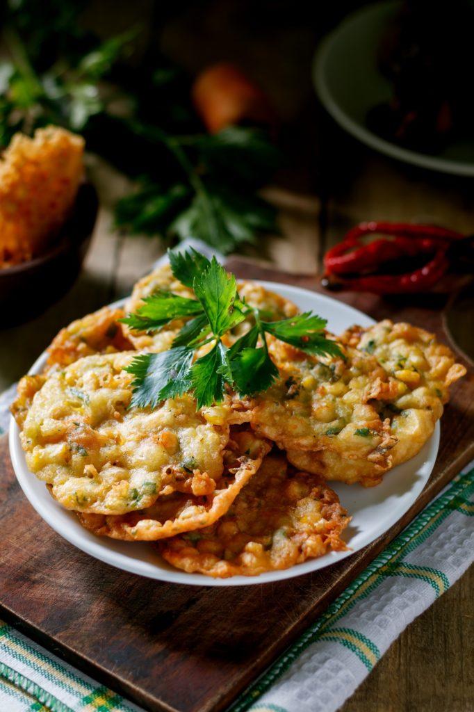 Hasil masak resep bakwan jagung dengan garnish di atasnya.