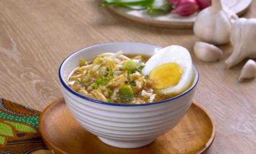 Olahan resep soto kudus lengkap tersaji dengan telur dan taoge.