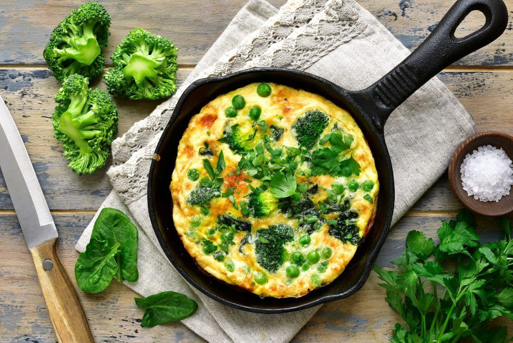 Satu pan berisi omelette brokoli sebagai makanan sehat ibu hamil.
