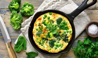 Satu pan berisi omelette brokoli sebagai makanan sehat ibu hamil.