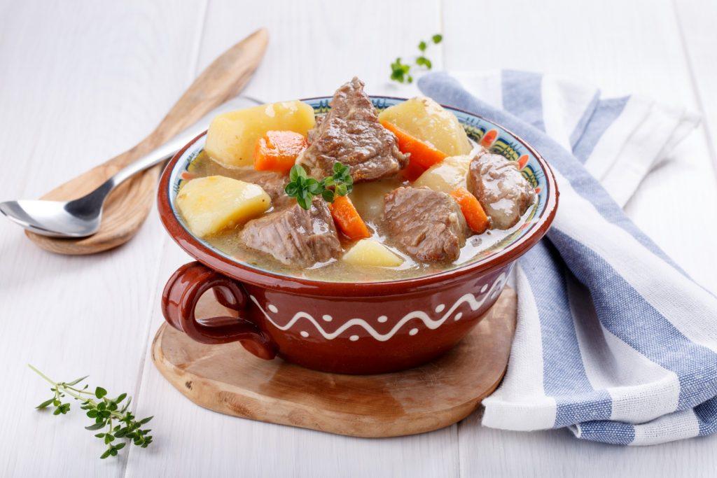 Semangkuk sup daging kentang, menu makanan rumahan hangat.
