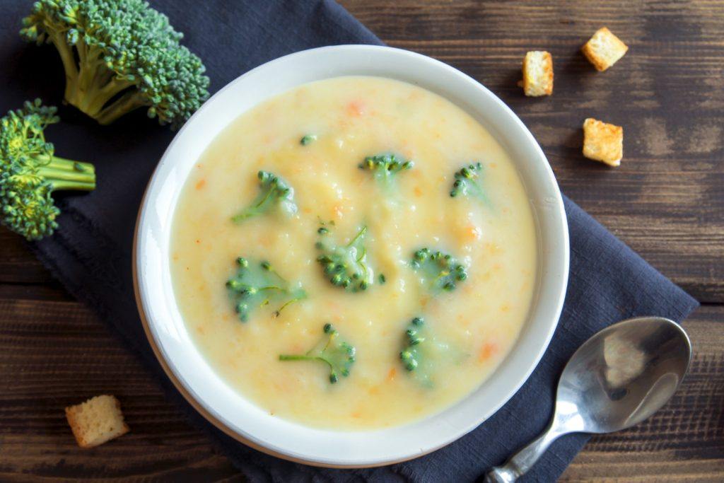 Semangkuk sup krim brokoli lezat.