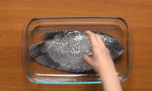 Lumuri ikan gurame dengan air jeruk nipis supaya tak anyir.