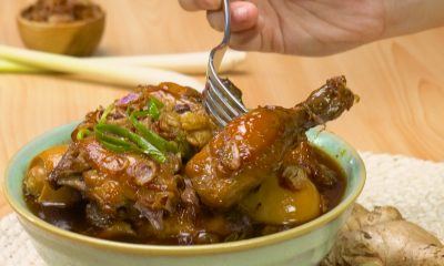 Semur ayam tengah dinikmati dan tersaji di dalam mangkuk.