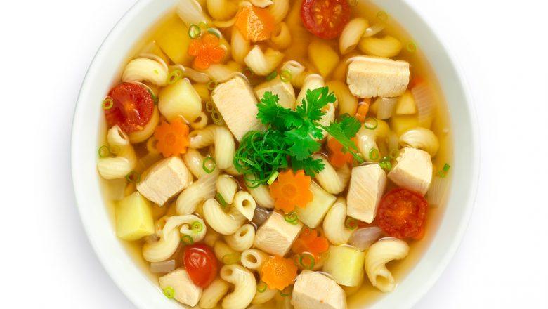 Semangkuk sup makaroni lengkap dengan isiannya.
