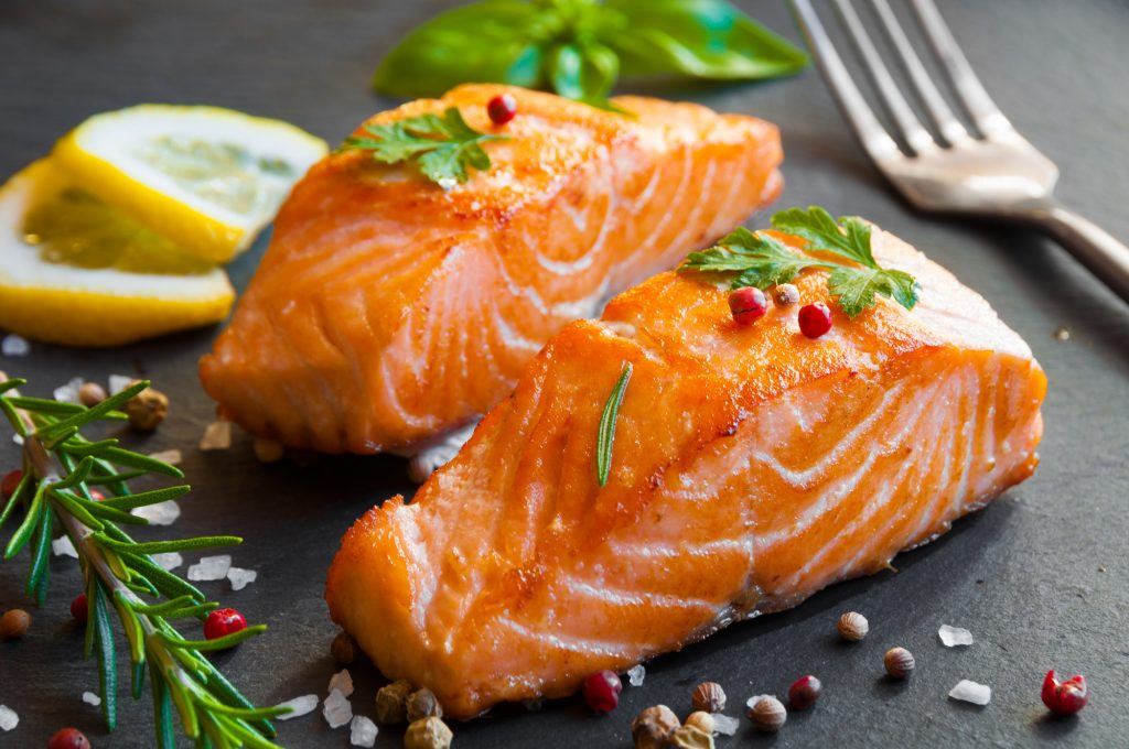 Kiat Berbelanja dan Cara Masak Salmon Agar Nutrisinya Terjaga