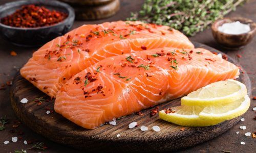 Hasil cara masak salmon fillet mentah siap panggang.