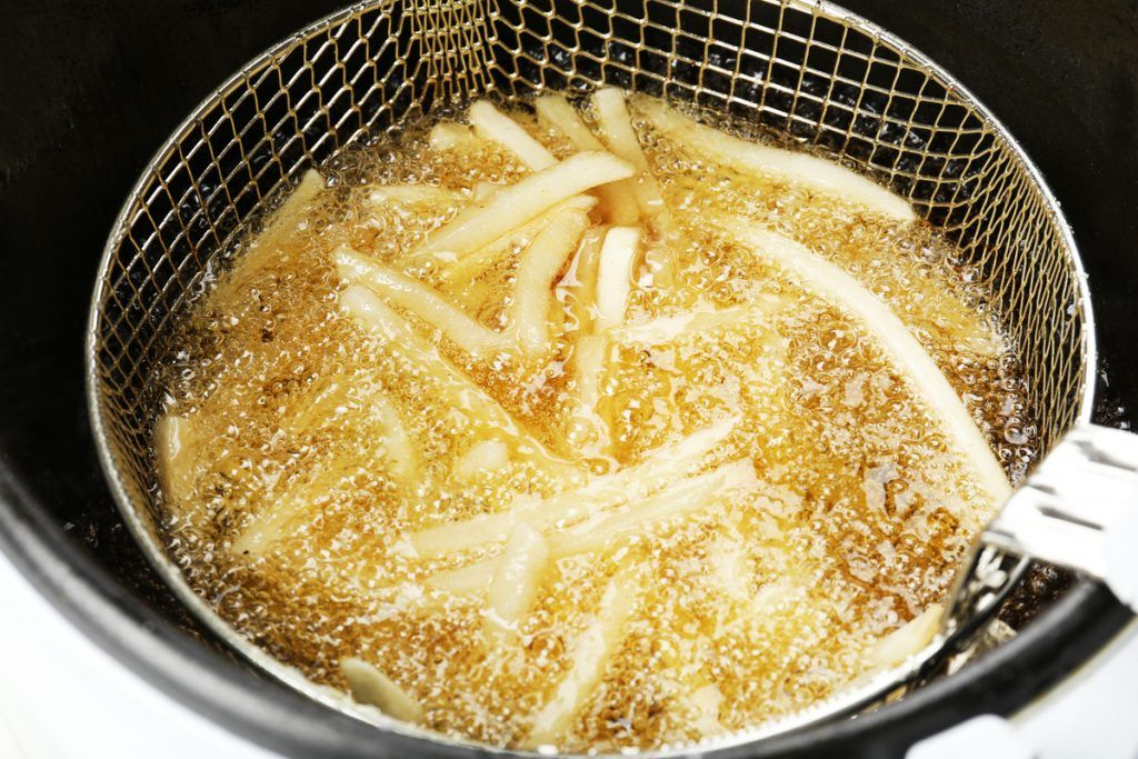 Kentang digoreng menggunakan metode deep frying.