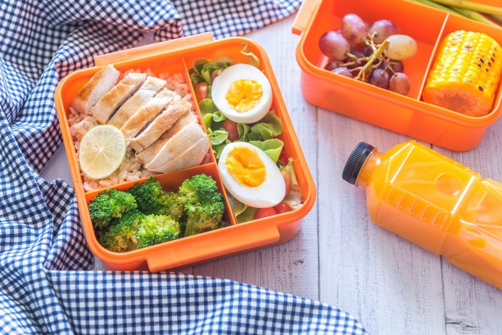 Menu bekal makan siang dalam kotak warna oranye berisi makanan sehat.