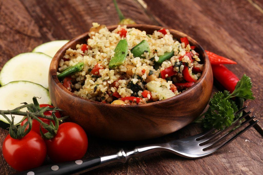 Menu diet berupa semangkuk quinoa dengan garpu di sampingnya.
