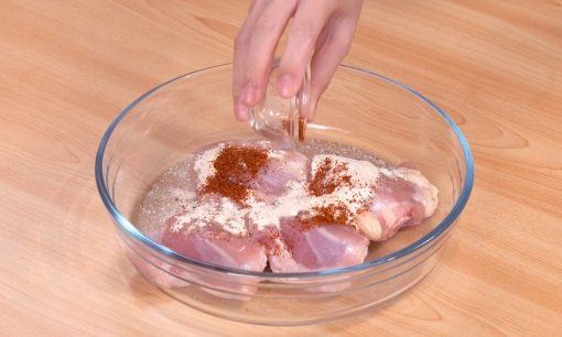 Membumbui ayam untuk pembuatan resep nasi ayam rice cooker.