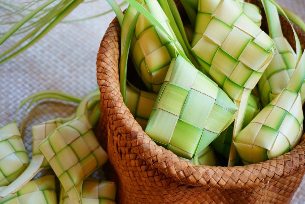 Cangkang ketupat segar di atas keranjang