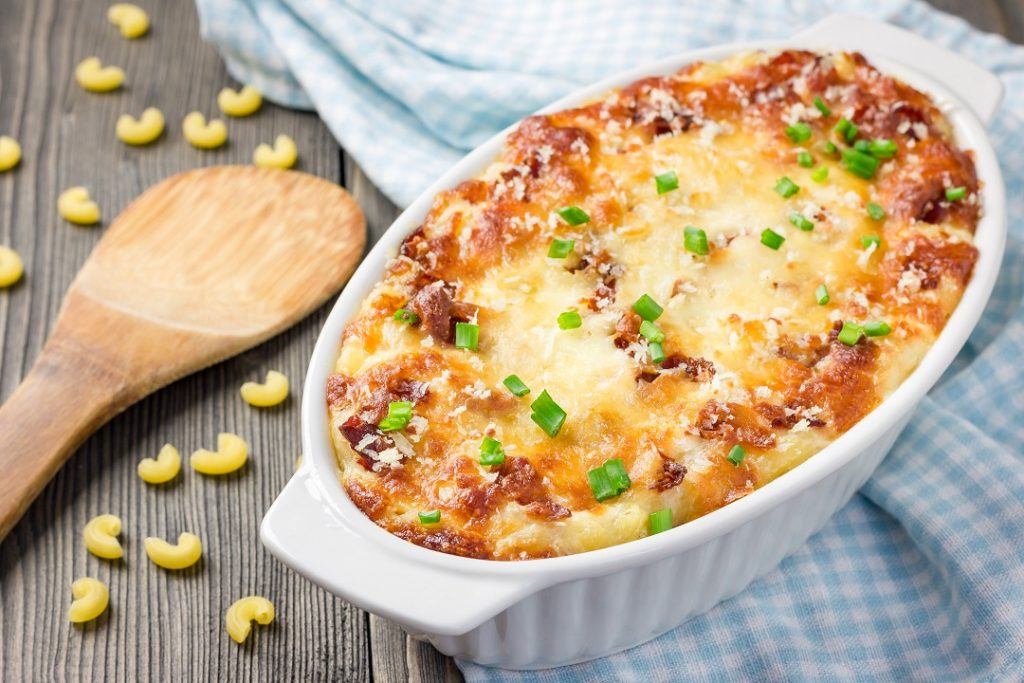 Macaroni Schotel tersaji hangat di atas meja.