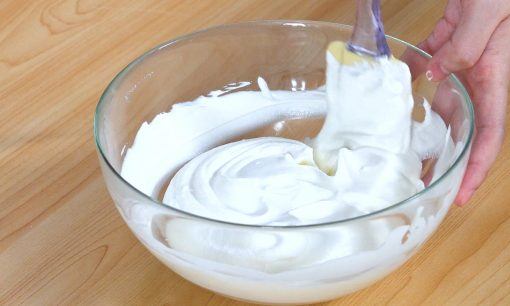 Mengaduk rata krim dan susu dalam mangkuk.