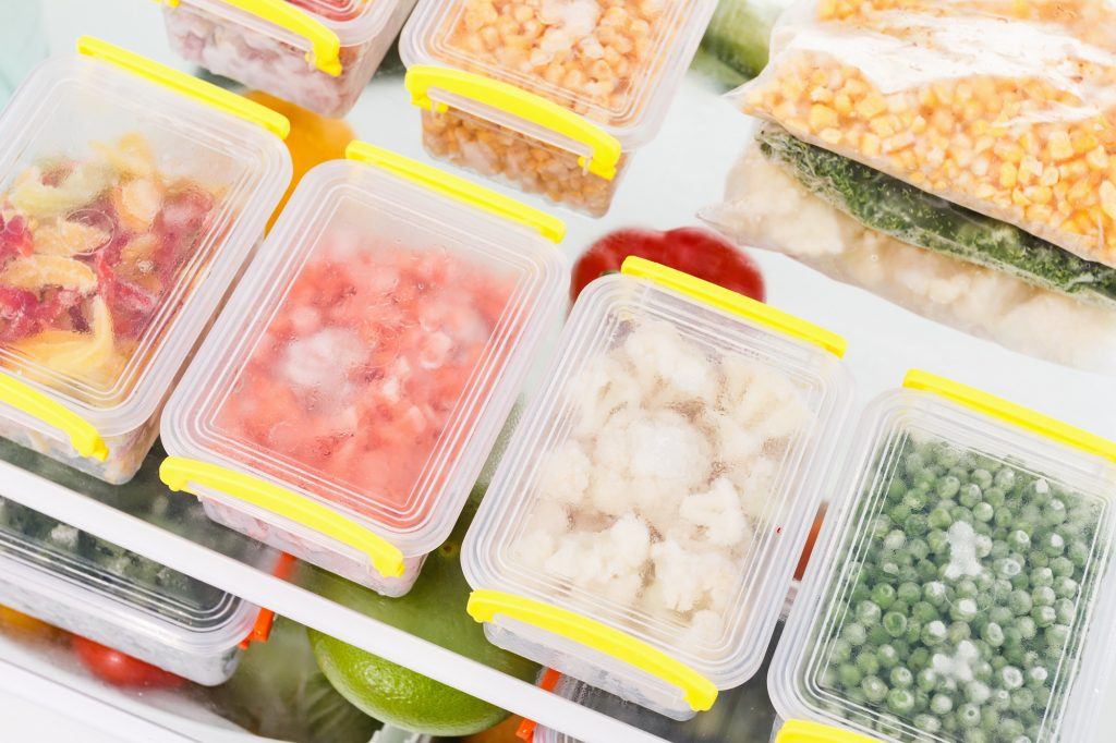 Beberapa kotak makanan berisi frozen food di kulkas