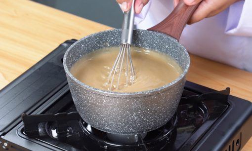 Membuat adonan untuk vla kue dadar gulung.