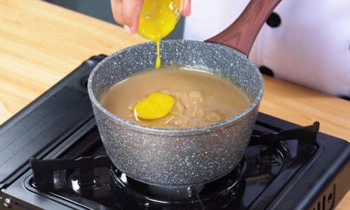 Memasukkan kuning telur ke dalam adonan vla.