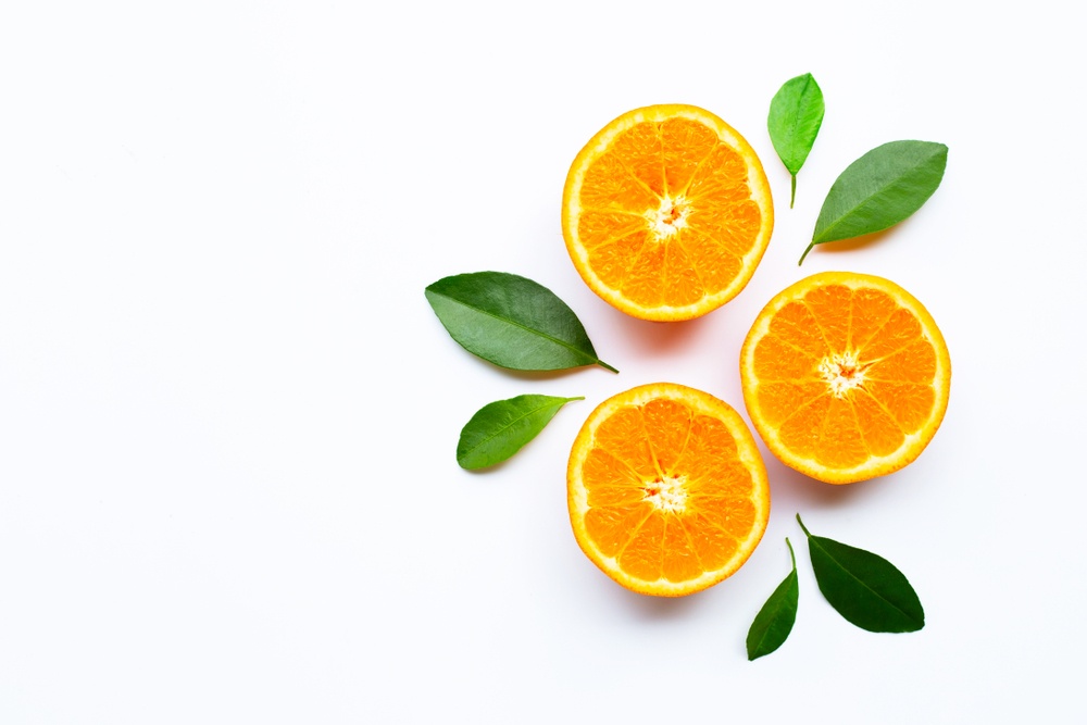 Jeruk yang kaya manfaat vitamin C diletakkan di atas background putih.