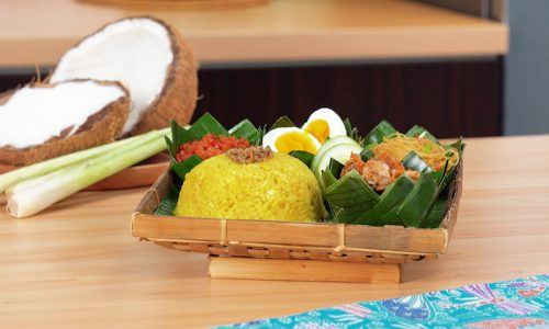 Seporsi nasi kuning Manado dengan telur dan cakalang.